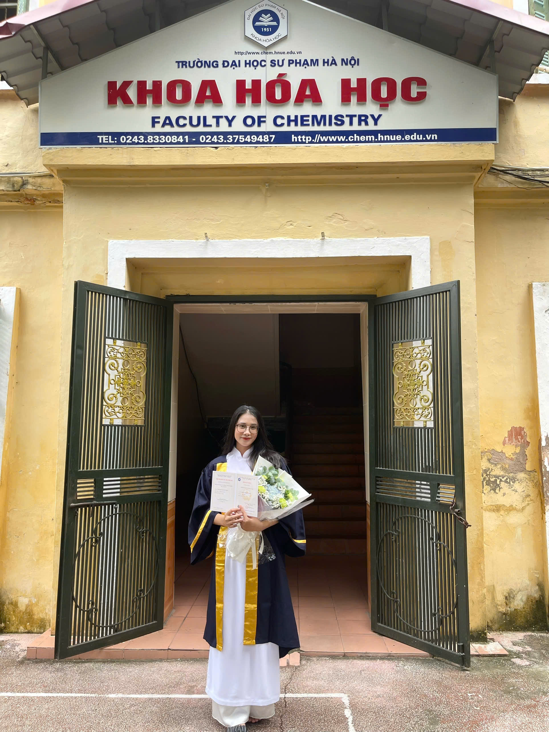 thuê áo cử nhân HNUE