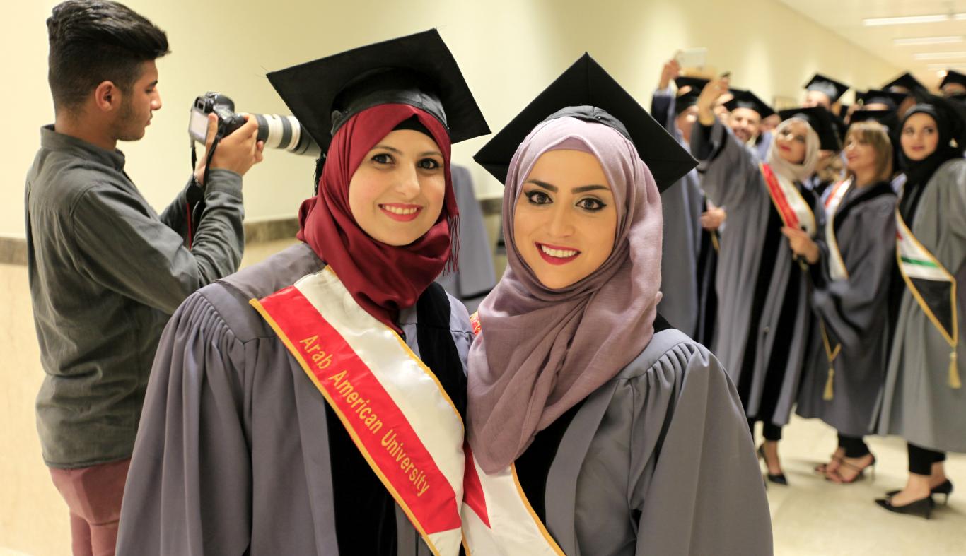 Áo tốt nghiệp đại học ở Ả Rập