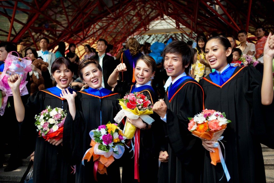 Áo tốt nghiệp đại học ở Thái Lan