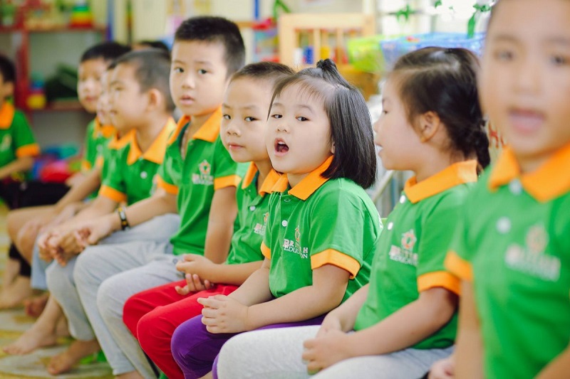 Không chỉ đồng phục mầm non quốc tế mà các trường mầm non nói chung đều có xu hướng may bộ đồng phục cho các bé trường mình