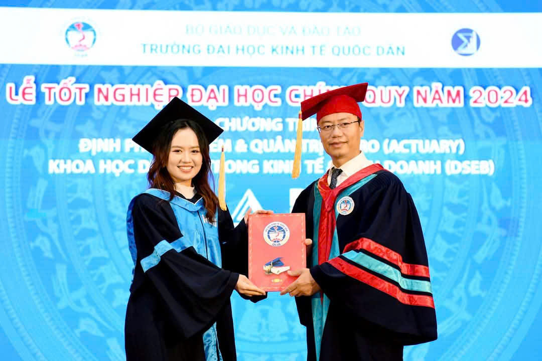 thuê áo cử nhân NEU