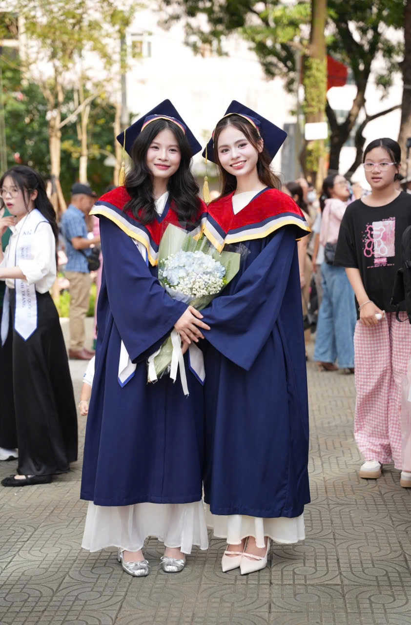 Bán và cho thuê áo cử nhân đại học GTVT