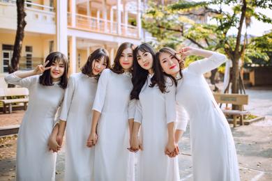 Mặc áo dài trắng chụp kỷ yếu - concept không bao giờ lỗi mốt