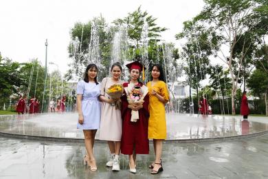 Trang phục dự lễ tốt nghiệp cho người thân, bạn bè cử nhân