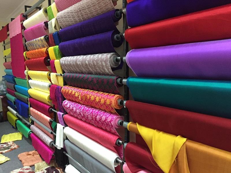 Vải lụa - chất liệu chuyên dụng cho trang phục truyền thống