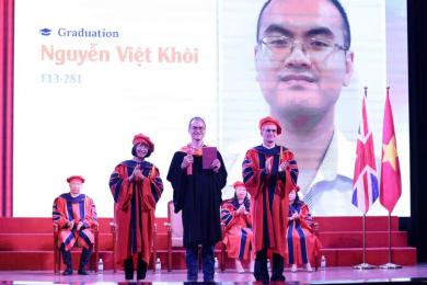 Kinh nghiệm lựa chọn thuê áo cử nhân đại học cho sinh viên