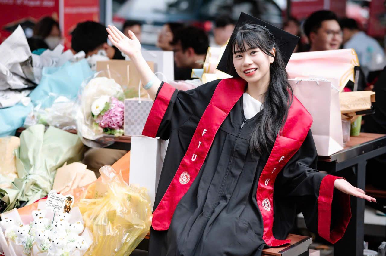 Sinh viên Havard Chùa Láng phải biết địa chỉ Thuê áo tốt nghiệp đại học ngoại thương này