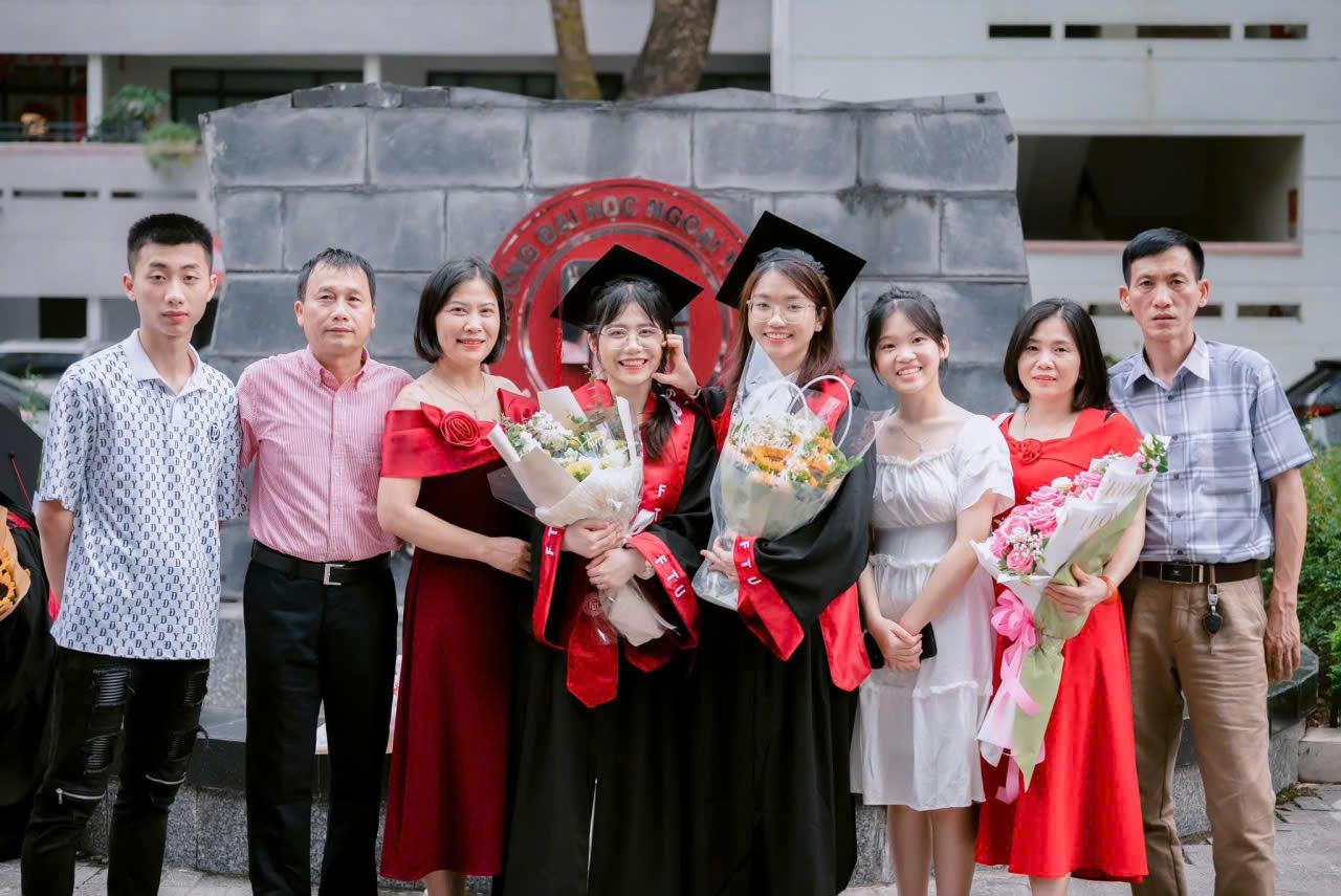 Thấy gì từ dịch vụ giặt áo cử nhân của Duyên Hà