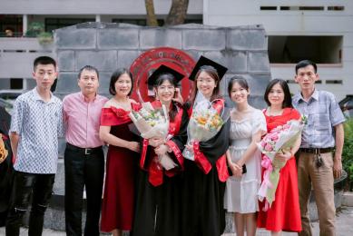 Thấy gì từ dịch vụ giặt áo cử nhân của Duyên Hà