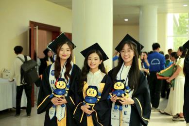 Quà tặng áo cử nhân ý nghĩa lưu lại kỷ niệm sinh viên