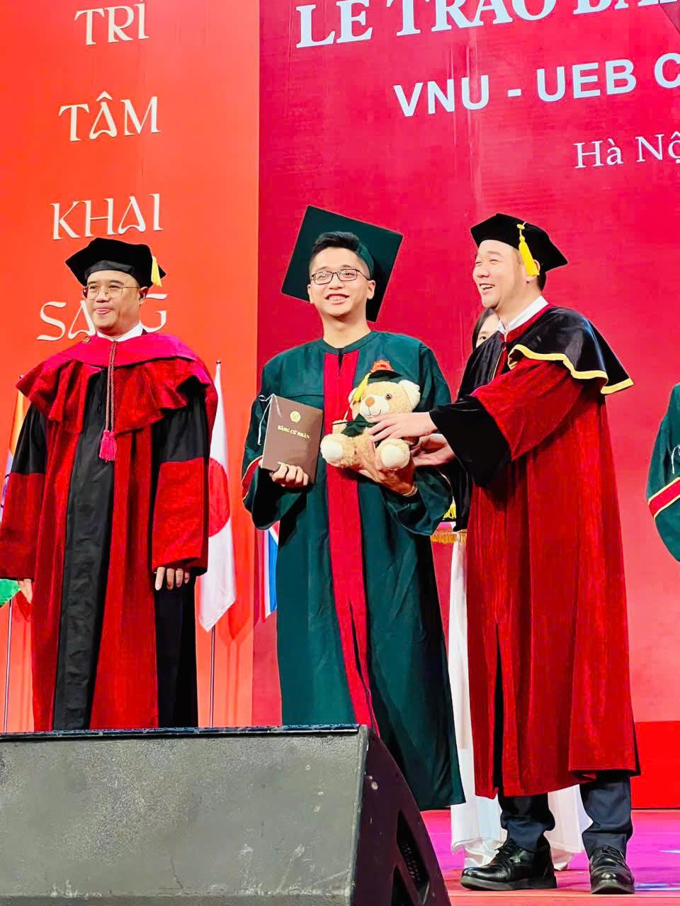 Thời điểm vàng để Thuê áo cử nhân UEB tại Hà Nội