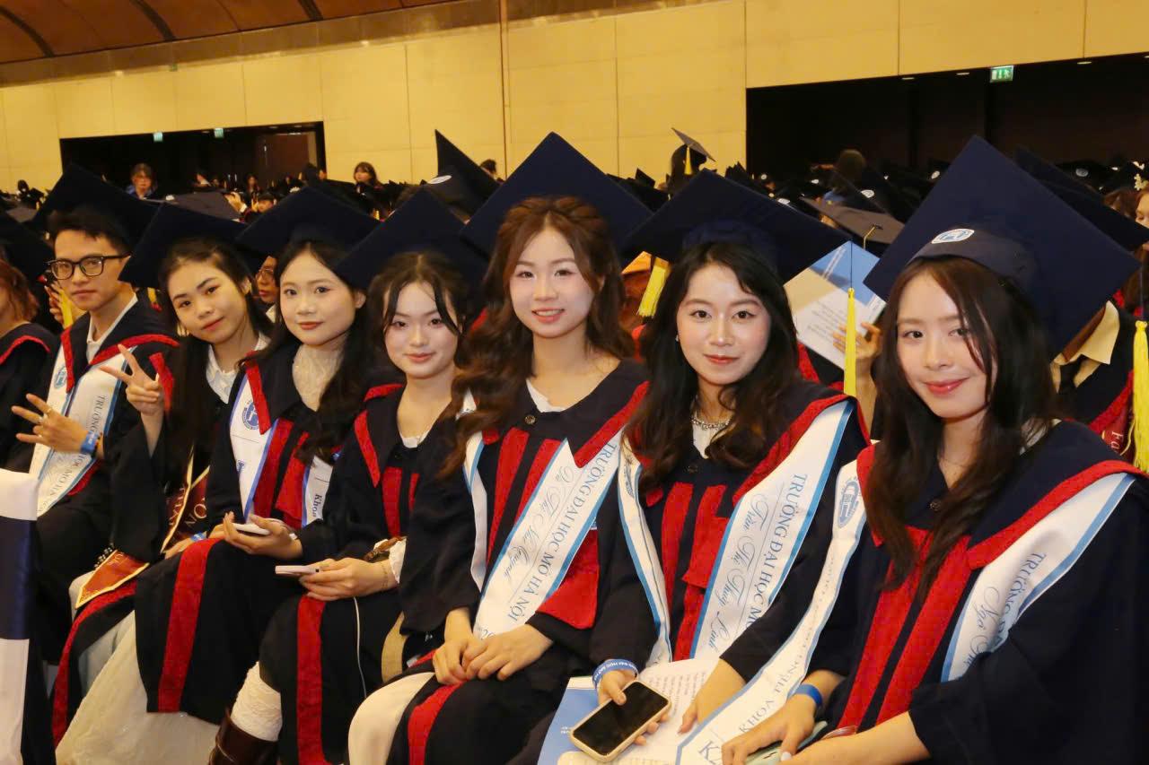 3 lưu ý khi thuê áo tốt nghiệp Đại học Mở sinh viên nên biết