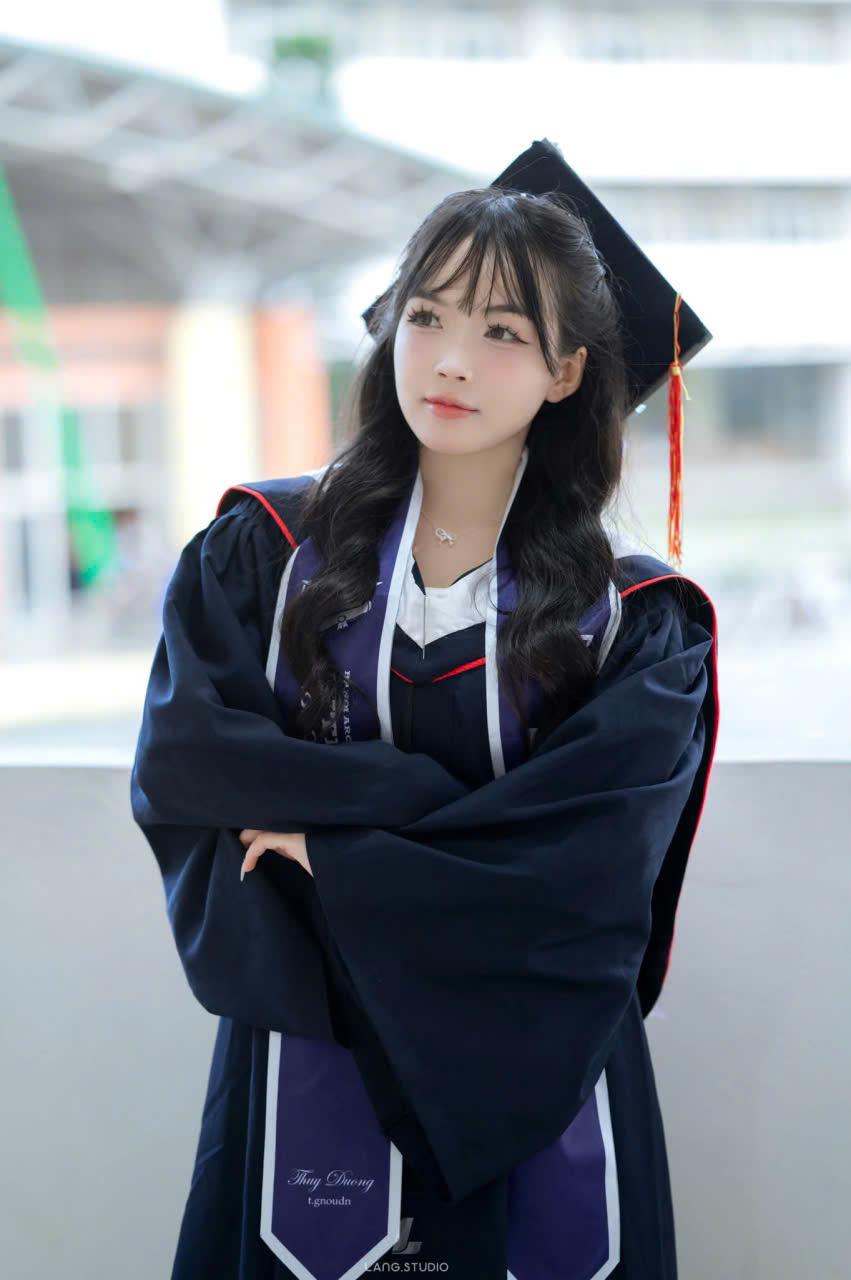 Thời điểm vàng để thuê áo chụp cử nhân Đại học giá tốt