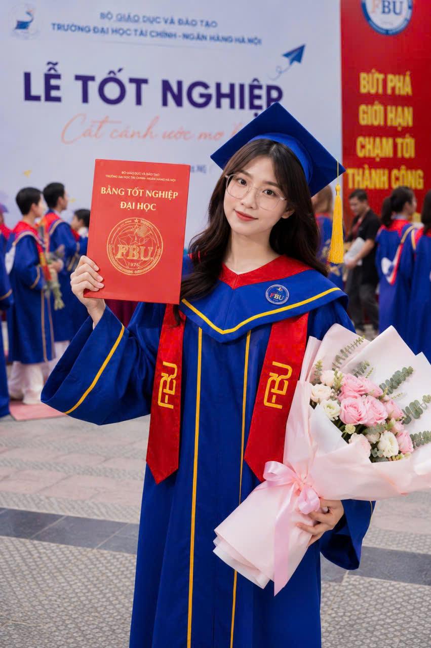 3 lý do nên thuê áo tốt nghiệp Đại học tài chính ngân hàng theo nhóm