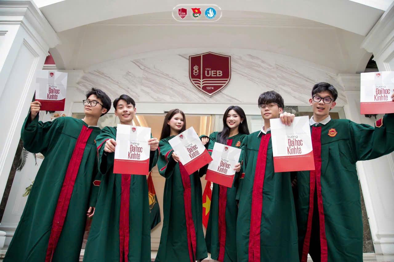 Ưu đãi ngập tràn khi thuê áo cử nhân UEB