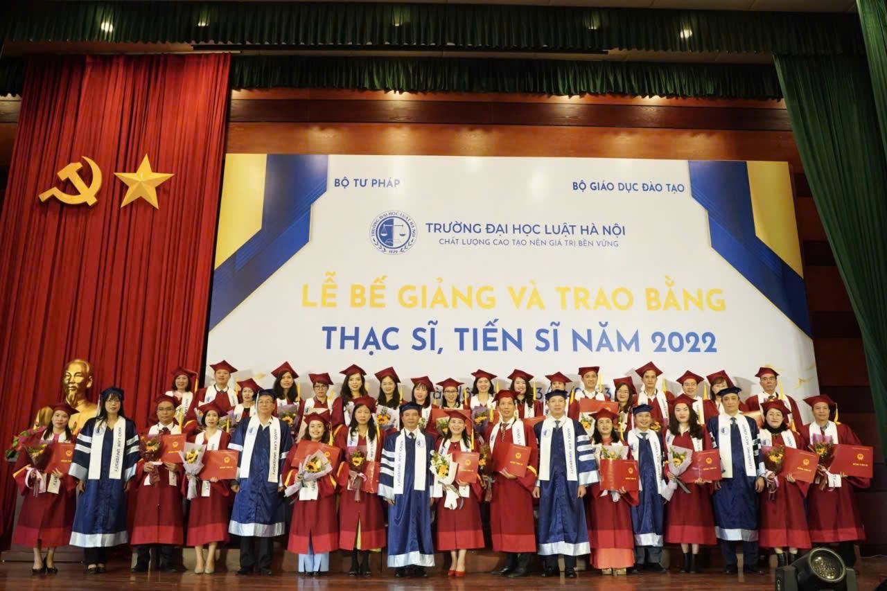 3 lý do nên thuê áo tốt nghiệp HLU theo nhóm