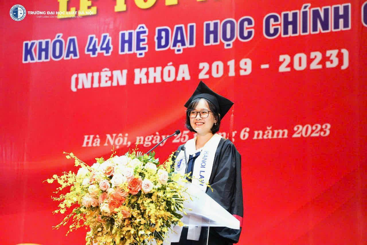 Bán và cho thuê áo cử nhân Đại học Luật Hà Nội