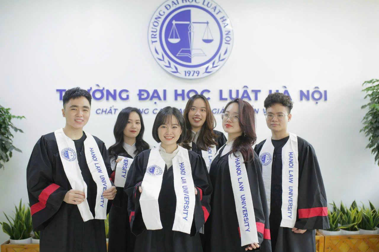 Bật mí địa chỉ thuê áo tốt nghiệp HLU giá tốt