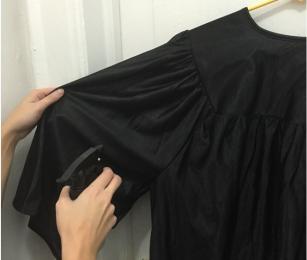 Làm thế nào để loại bỏ nếp nhăn trên áo cử nhân?