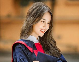 Gợi ý 101 cách tạo dáng chụp ảnh với áo cử nhân