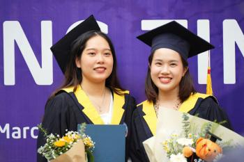 Thuê áo thạc sĩ đại học Kinh tế Quốc dân uy tín