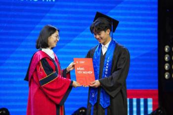 Bán và cho thuê áo cử nhân Đại học Thăng Long