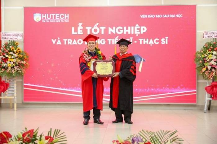 Áo tốt nghiệp tiến sĩ của trường đại học Hutech