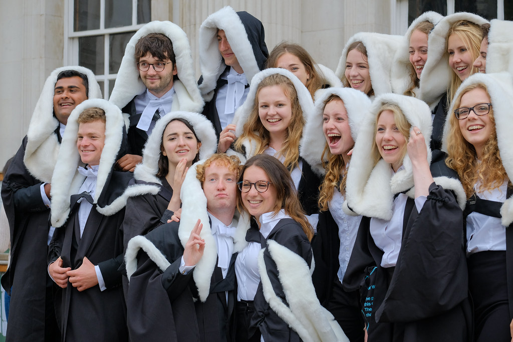 Lễ phục tốt nghiệp Đại học Cambridge