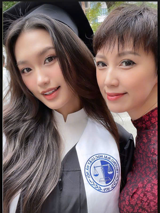 thuê áo tốt nghiệp HLU