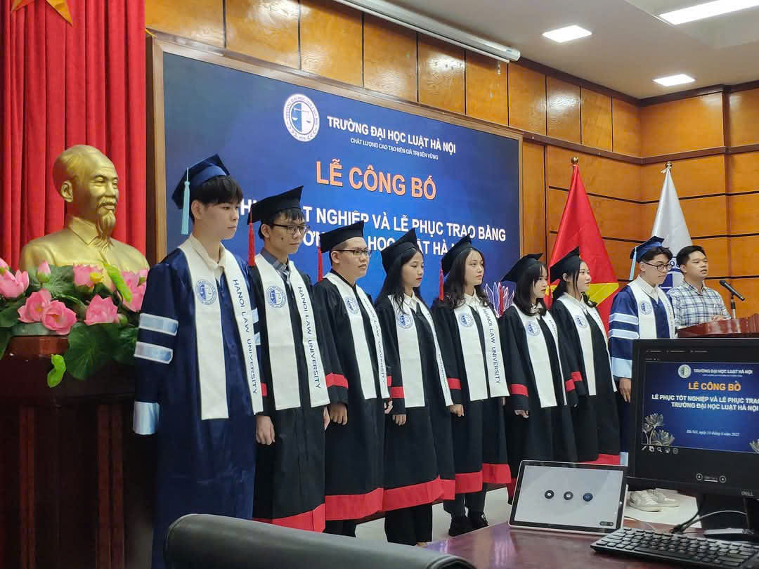 thuê áo tốt nghiệp Đại học Luật Hà Nội