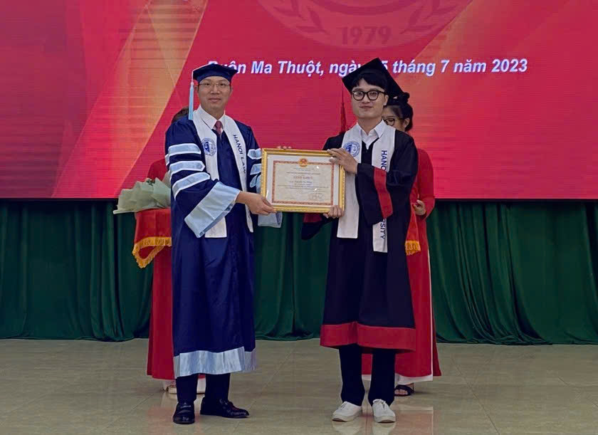 mua áo cử nhân HLU