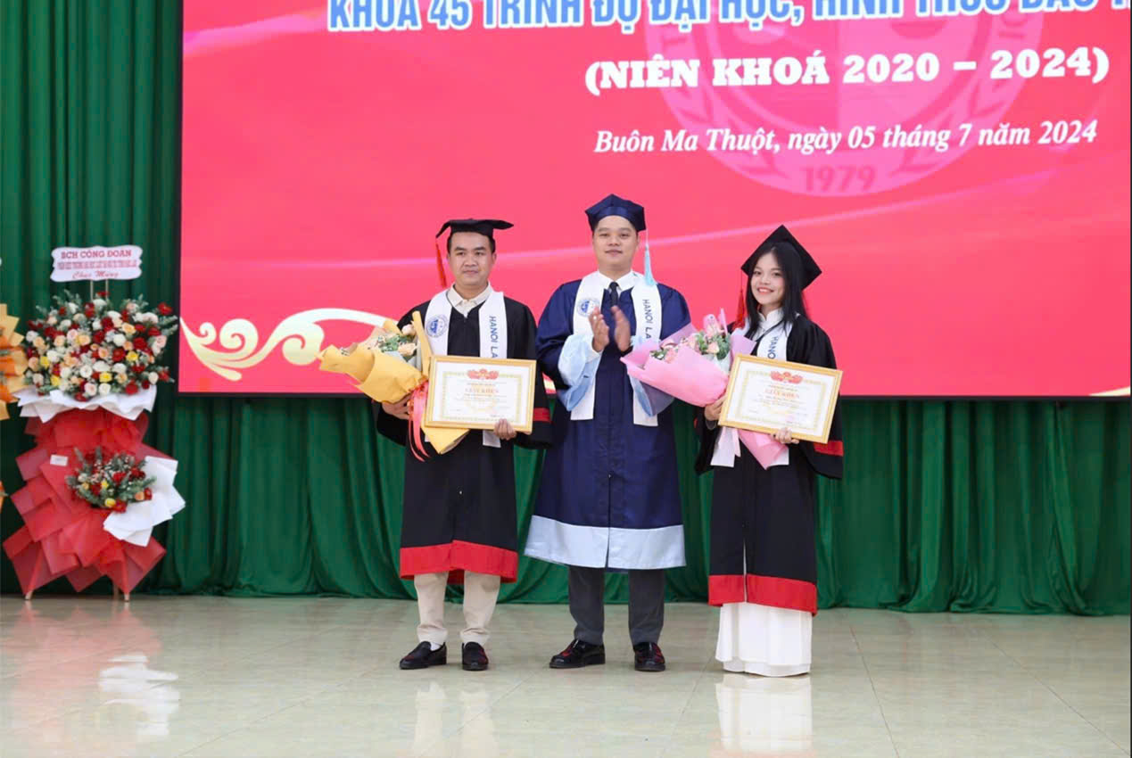mua áo tốt nghiệp HLU