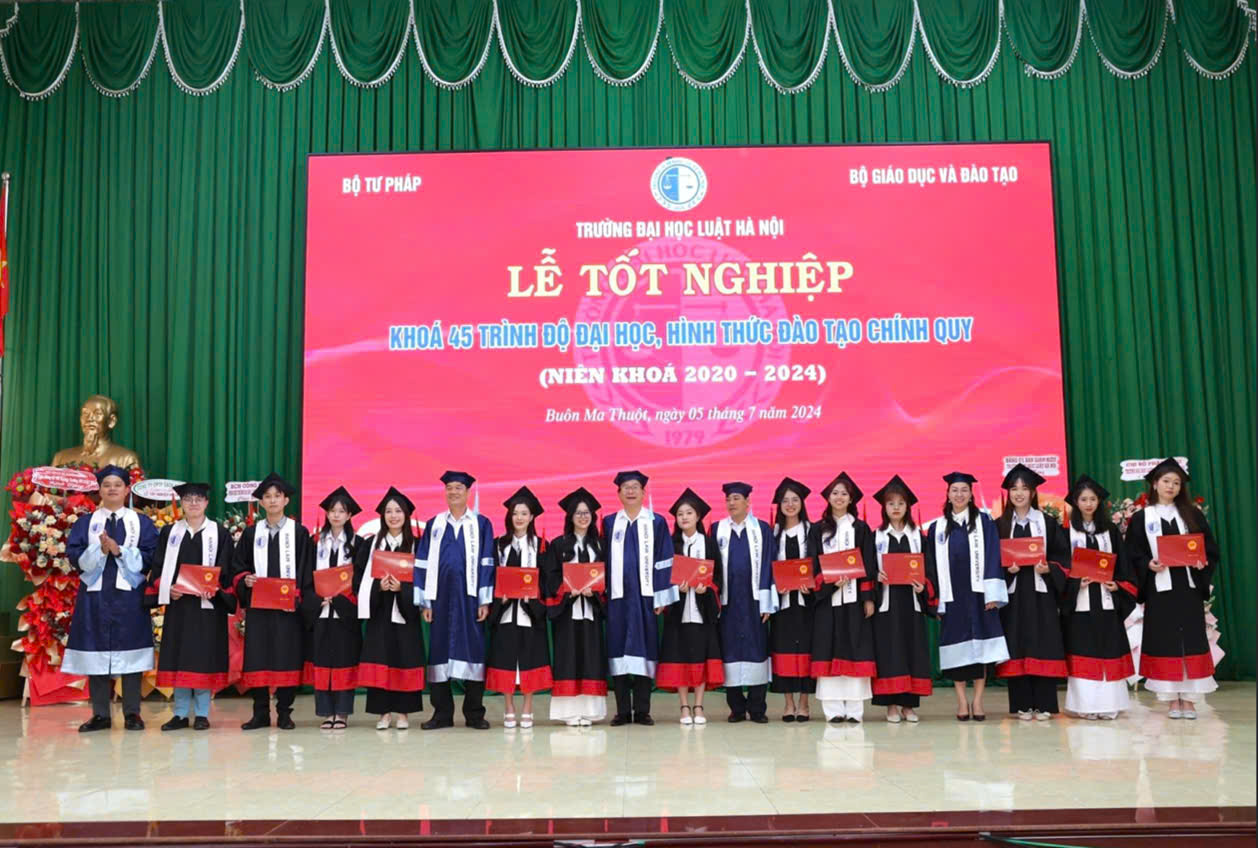 mua áo cử nhân HLU