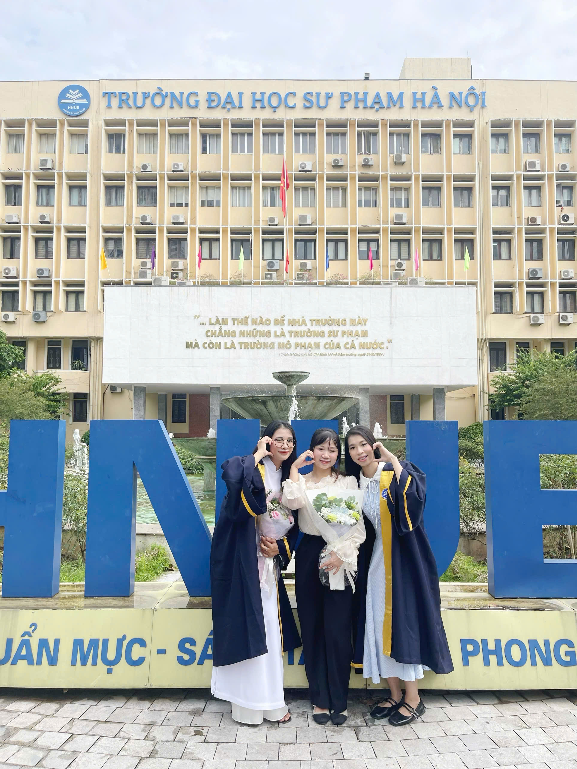 thuê áo cử nhân HNUE giá tốt