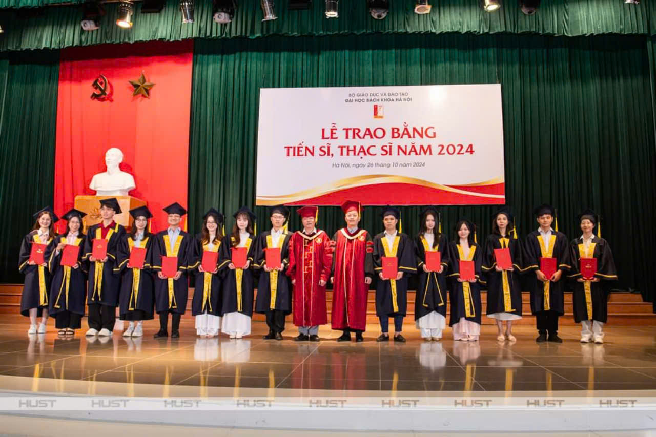 thuê áo cử nhân đại học