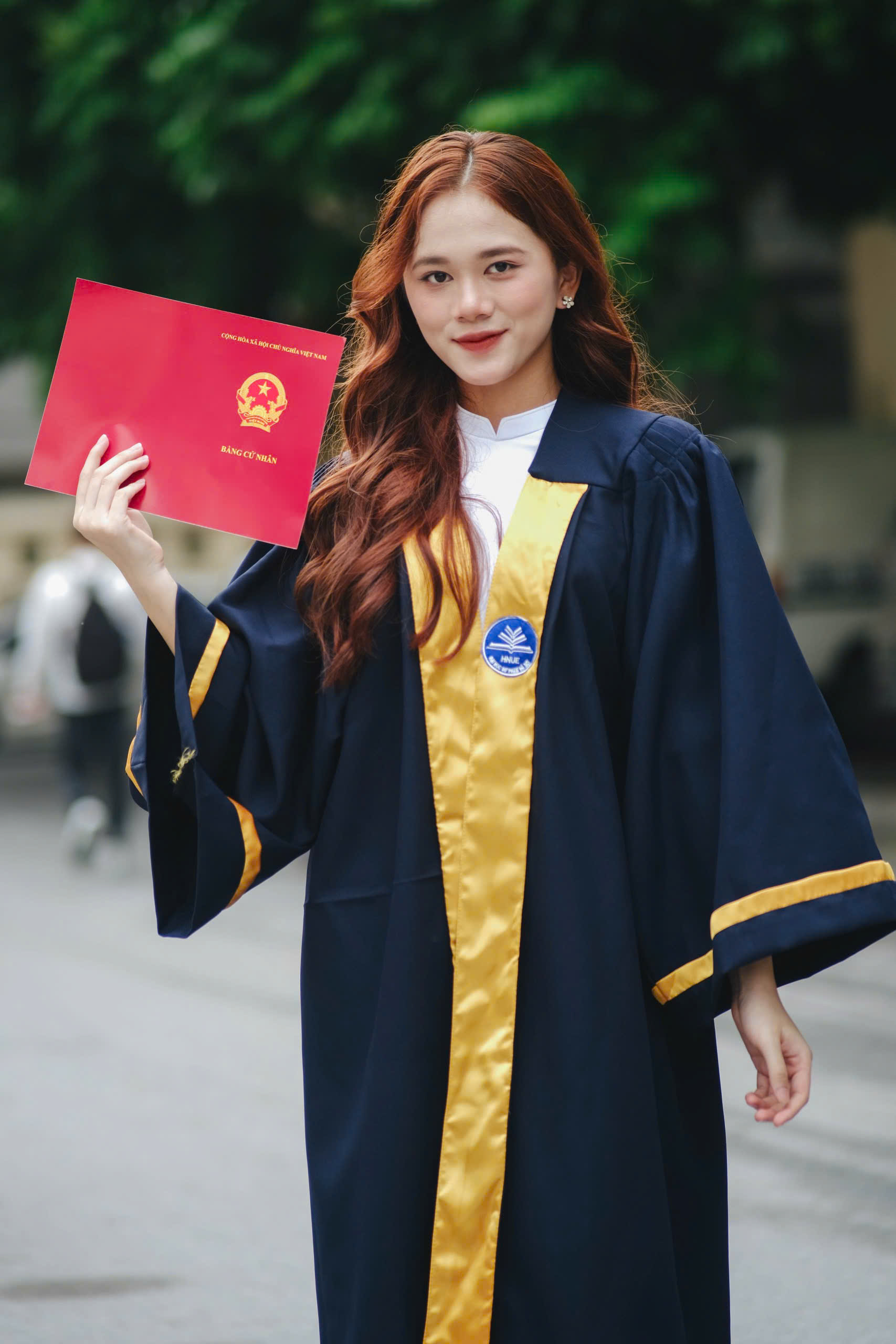 thuê áo cử nhân đại học