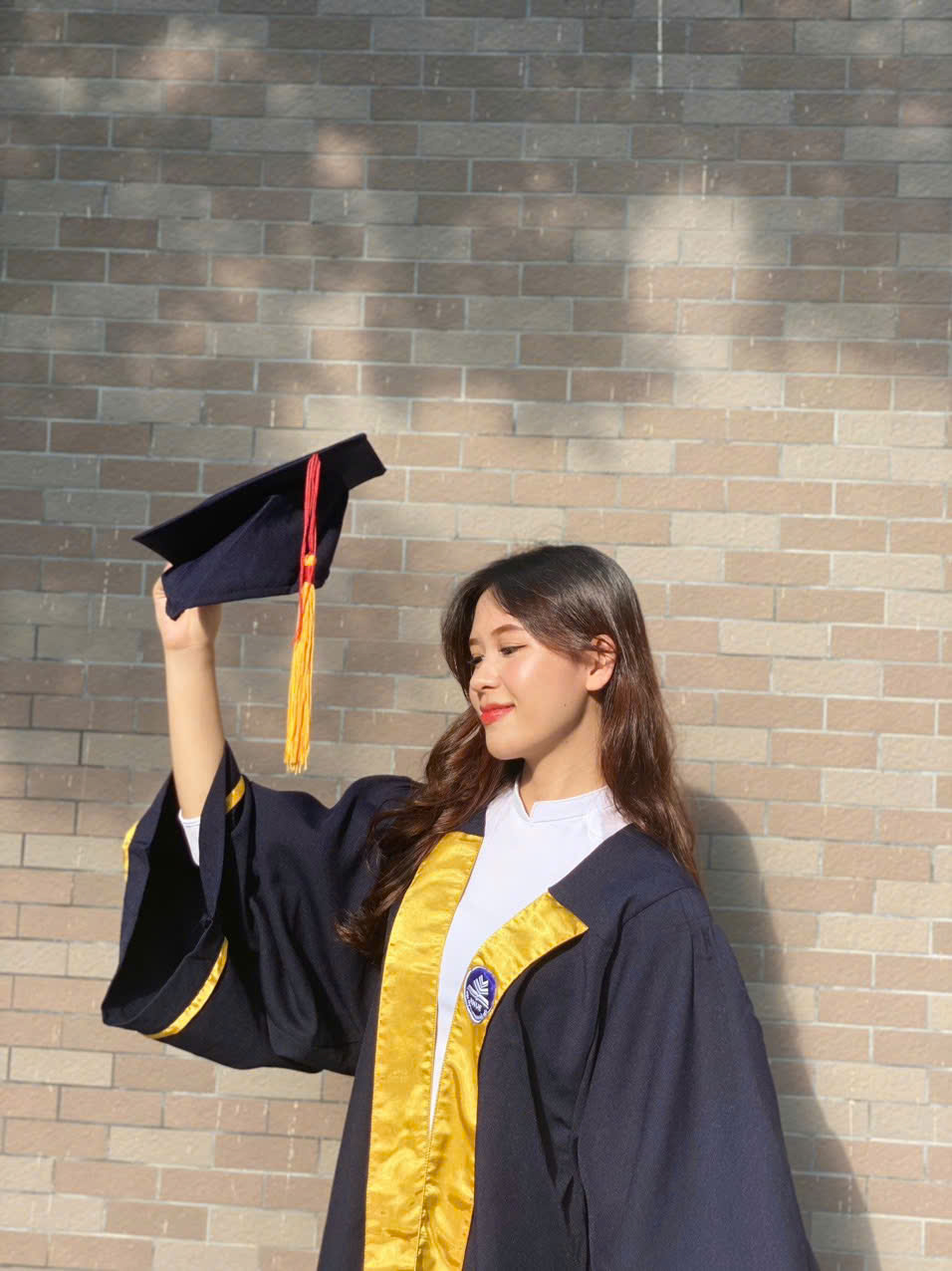 giặt là và sửa chữa áo cử nhân