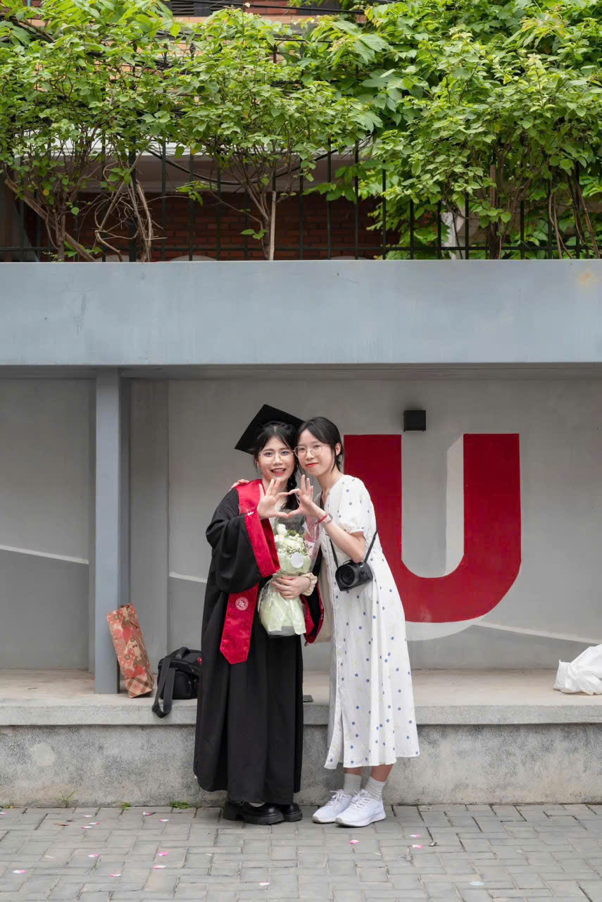 thuê áo tốt nghiệp đại học ngoại thương