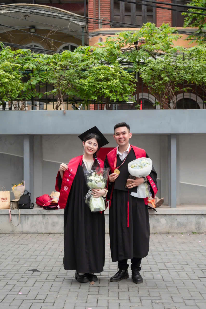 Thuê áo cử nhân Đại học Ngoại thương