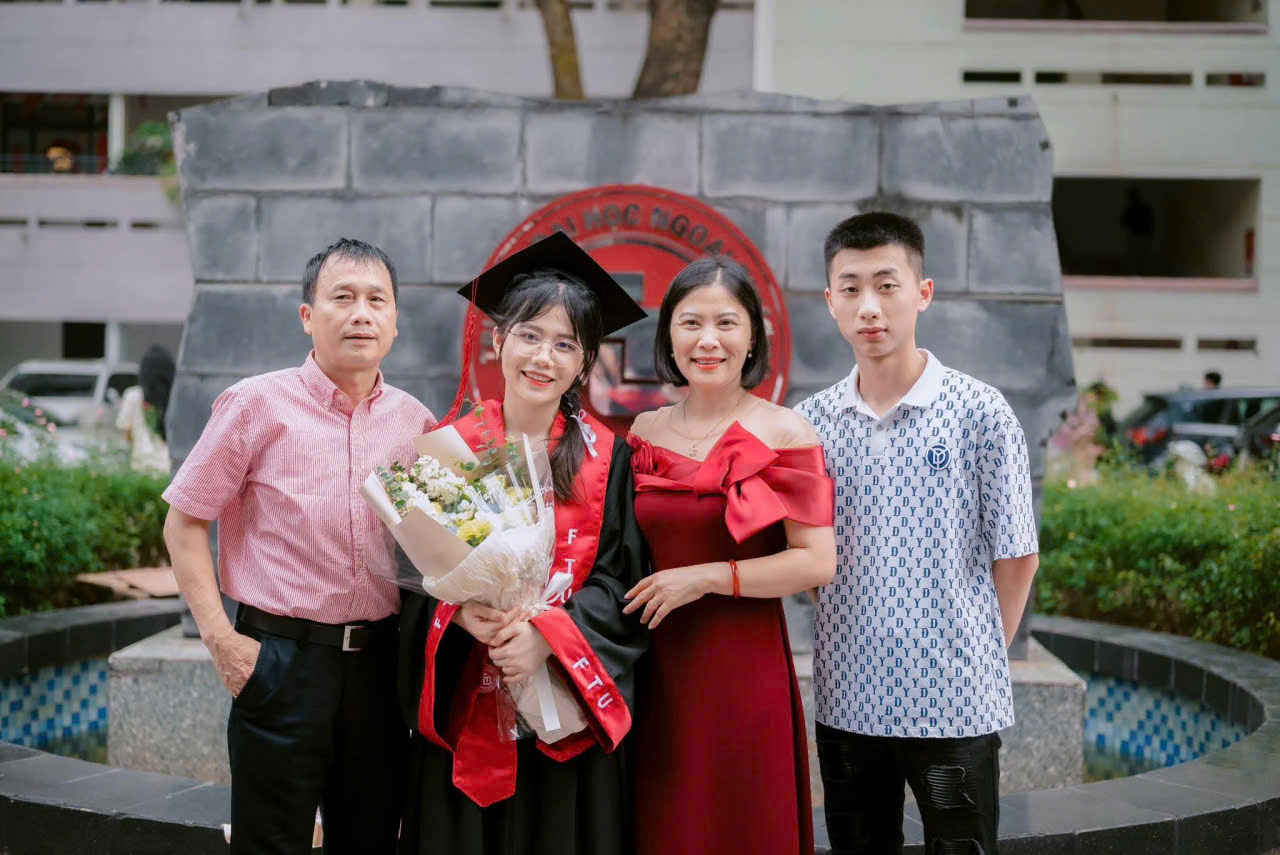 Mua áo tốt nghiệp đại học ngoại thương