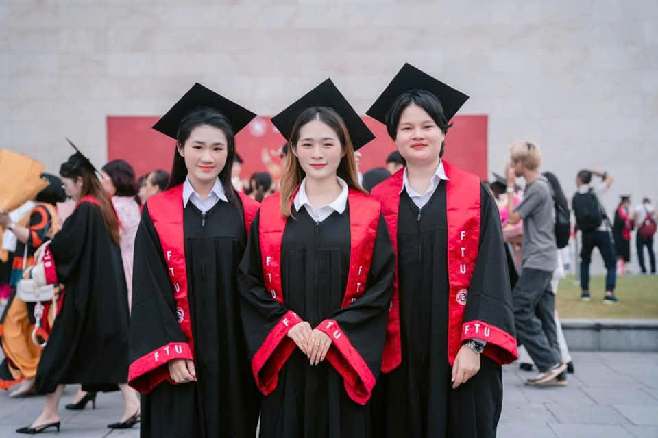 Thuê áo tốt nghiệp FTU giá ưu đãi