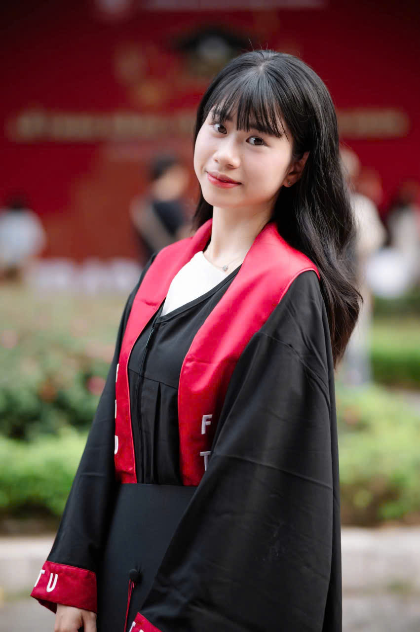 may áo cử nhân Đại học Ngoại thương