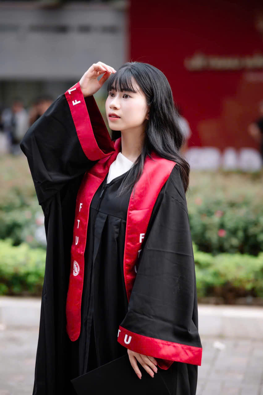 may áo cử nhân Đại học Ngoại thương