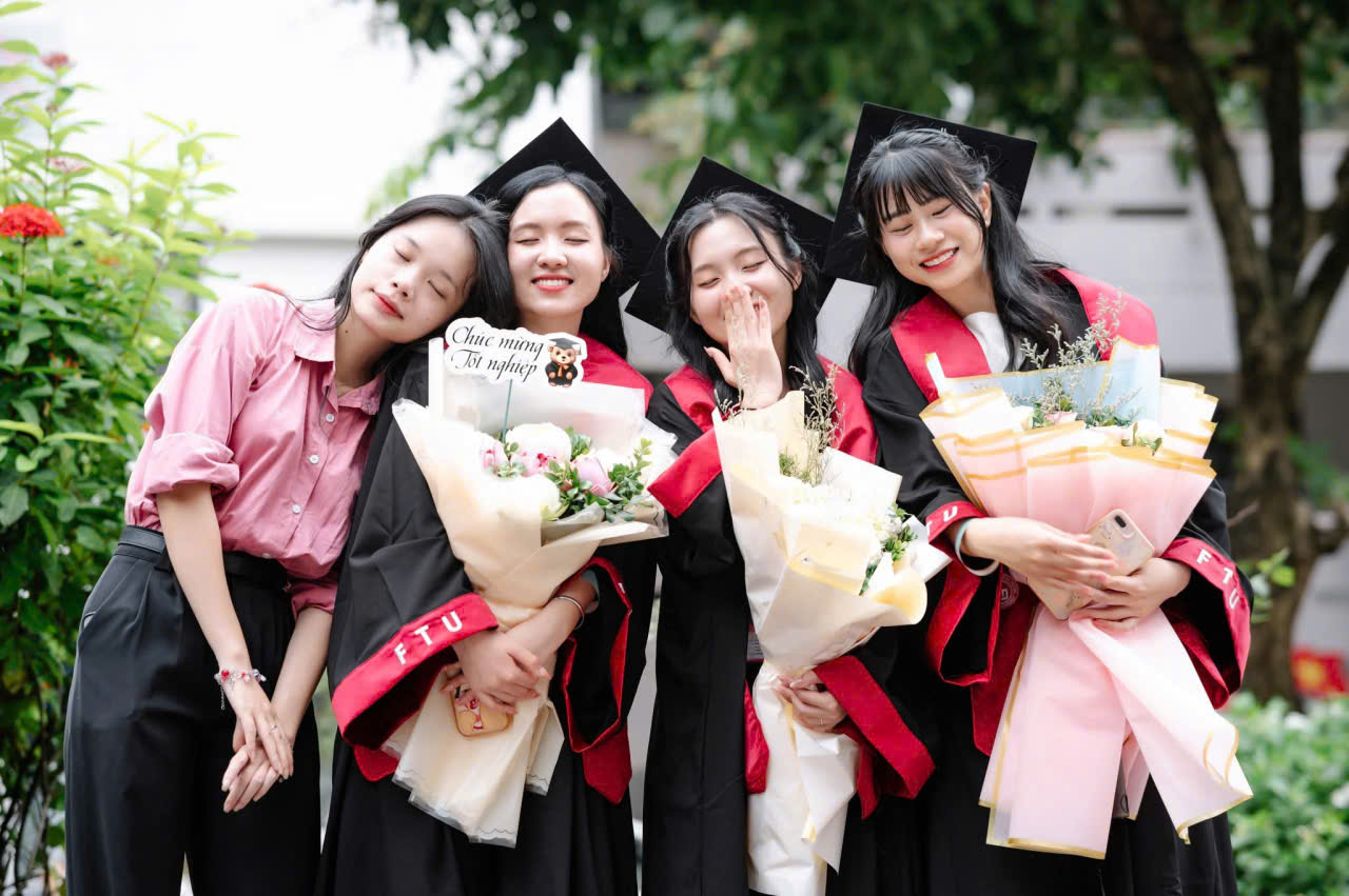 Mua áo tốt nghiệp đại học ngoại thương