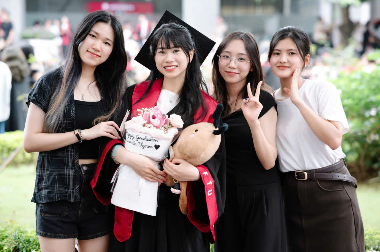 may áo cử nhân Đại học Ngoại thương