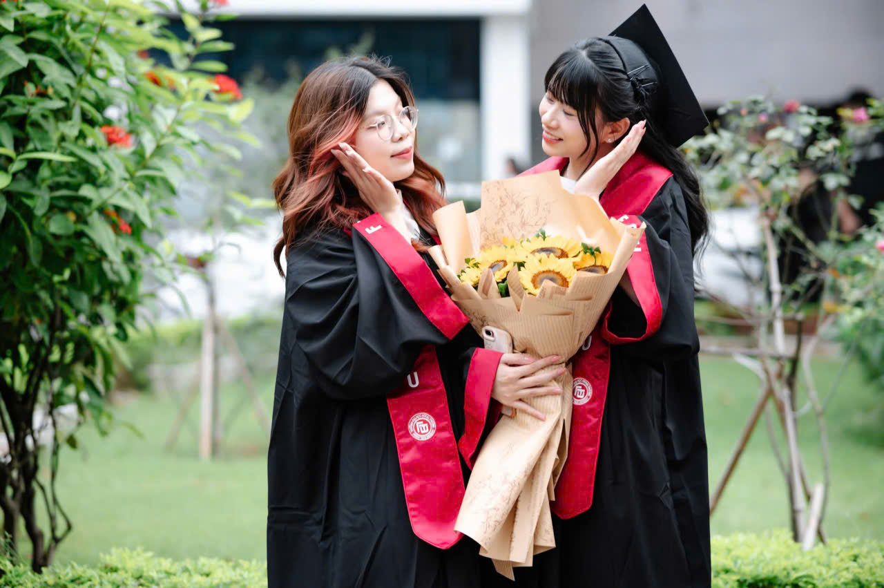 Mua áo tốt nghiệp đại học ngoại thương