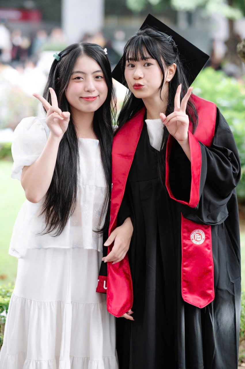 Thuê áo tốt nghiệp đại học ngoại thương