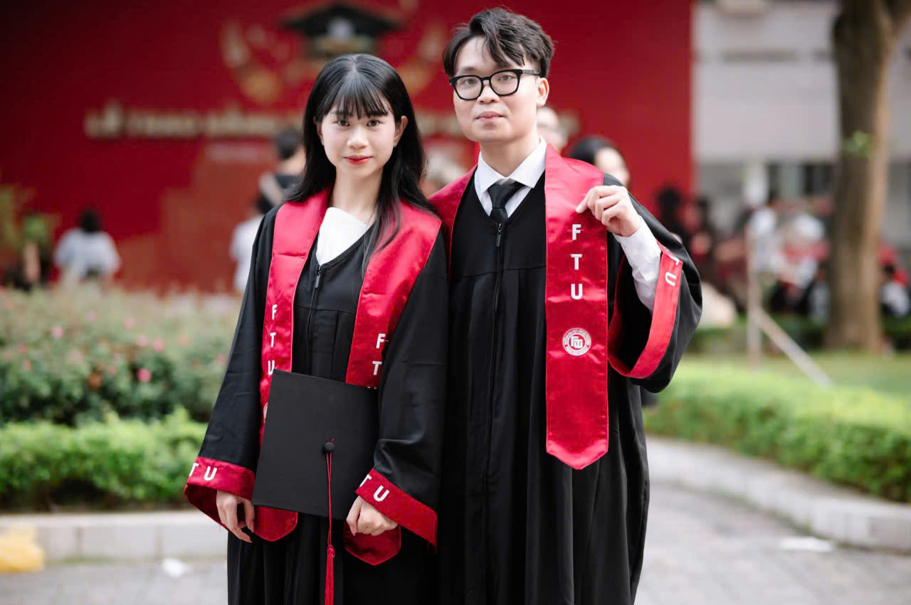 may áo cử nhân Đại học Ngoại thương