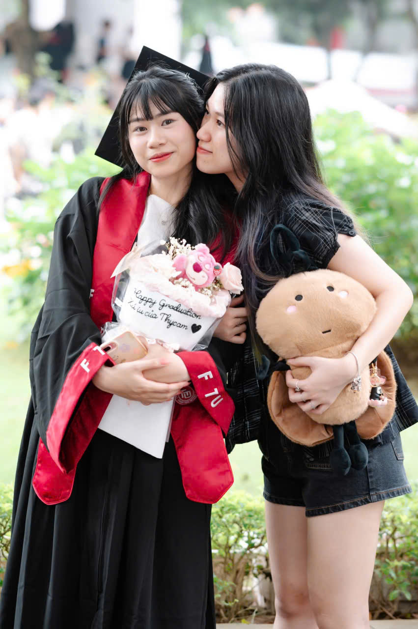 may áo cử nhân Đại học Ngoại thương
