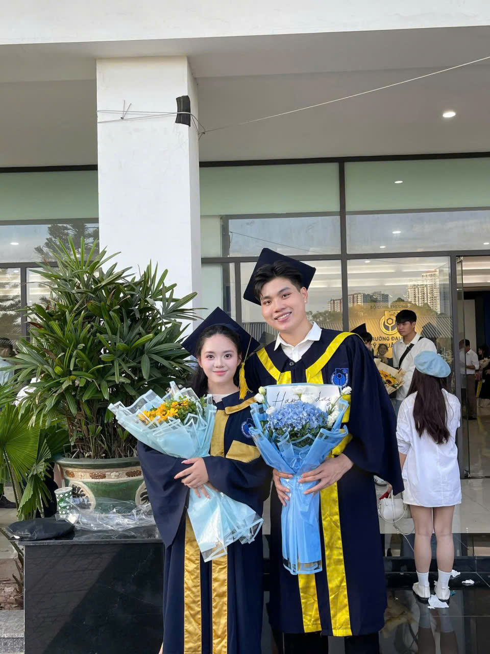 Thuê áo cử nhân UNETI